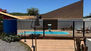 Piscina externa, funciona das 9h às 21h, guarda-sóis, espreguiçadeiras