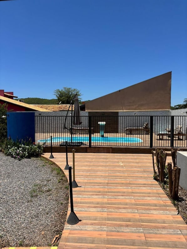 Piscina externa, funciona das 9h às 21h, guarda-sóis, espreguiçadeiras