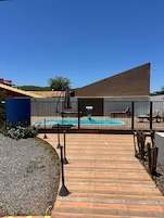 Piscina externa, funciona das 9h às 21h, guarda-sóis, espreguiçadeiras