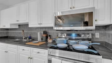 Frigorífico, microondas, horno y placa de cocina