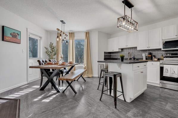 Køleskab, mikrobølgeovn, ovn, kogeplade