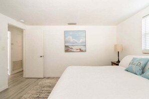 3 bedrooms, free WiFi, bed sheets - Charlotte Chalet | Private Yard & Play Set (Sarasota)