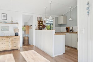 Fridge, oven, stovetop, dishwasher - Cozy holiday home by Kelstrup Beach (Slagelse)