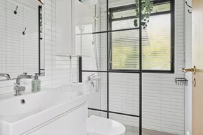 Shower, hair dryer - Cozy holiday home by Kelstrup Beach (Slagelse)