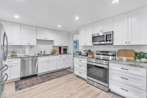 Fridge, microwave, oven, stovetop - Olive Tree Oasis | 4/2 w/ Hot Tub + Heated Pool (Sarasota)