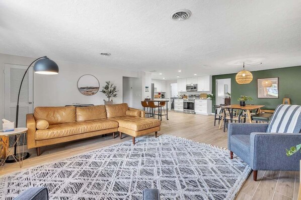 Smart TV - Olive Tree Oasis | 4/2 w/ Hot Tub + Heated Pool (Sarasota)