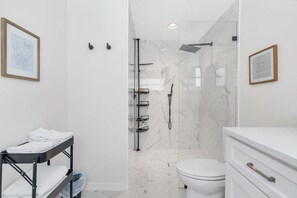 Shower, towels - Olive Tree Oasis | 4/2 w/ Hot Tub + Heated Pool (Sarasota)