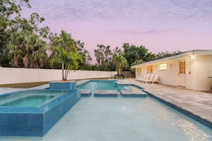 A heated pool - Olive Tree Oasis | 4/2 w/ Hot Tub + Heated Pool (Sarasota)