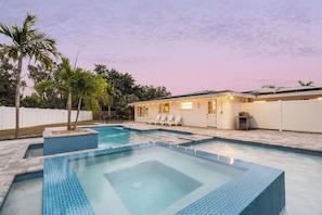 A heated pool - Olive Tree Oasis | 4/2 w/ Hot Tub + Heated Pool (Sarasota)