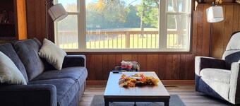 Relaxing 3 Bedroom House - Pet Friendly - Sleeps 8