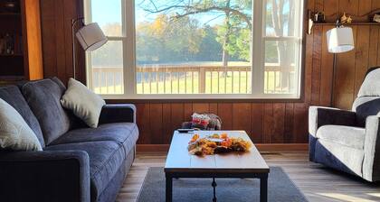 Relaxing 3 Bedroom House - Pet Friendly - Sleeps 8