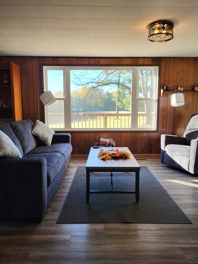 Relaxing 3 Bedroom House - Pet Friendly - Sleeps 8