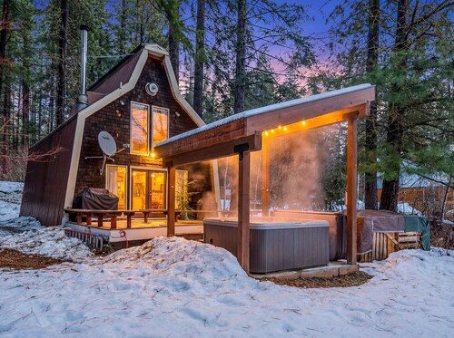 Creekfront Cabin w/ Hot Tub Near Lake Wenatchee