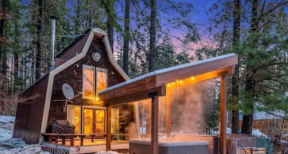 Creekfront Cabin w/ Hot Tub Near Lake Wenatchee
