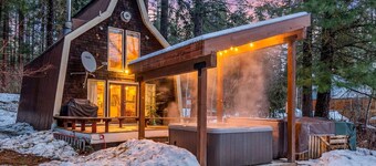 Creekfront Cabin w/ Hot Tub Near Lake Wenatchee