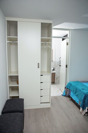 Silitysrauta/-lauta, Wi-Fi, vuodevaatteet