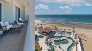 Ein Balkon mit Blick auf einen Strand und einen Poolbereich.