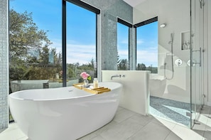 Dusche, Haartrockner, Bidet, Handtücher