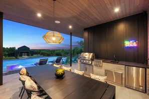 Outdoor dining - NEW Luxe Estate, Pond, Pool, Pickleball, Animals, 20 PPL (Dripping Springs)