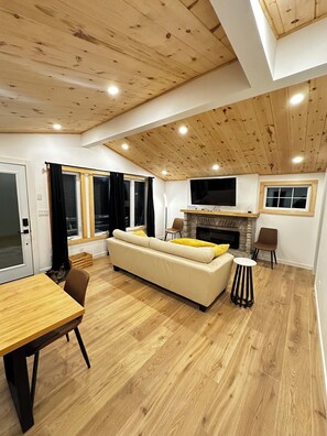 Una Smart TV, una chimenea