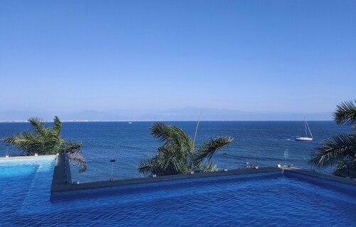 •  Beachfront Luxury Condo | Ocean Views & Whale Watching from the Balcony (1 bedroom, 2 bathrooms)