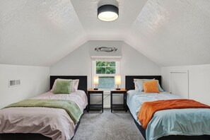 3 bedrooms, desk, free WiFi, bed sheets - The Cozy Corner Cottage (West Linn)