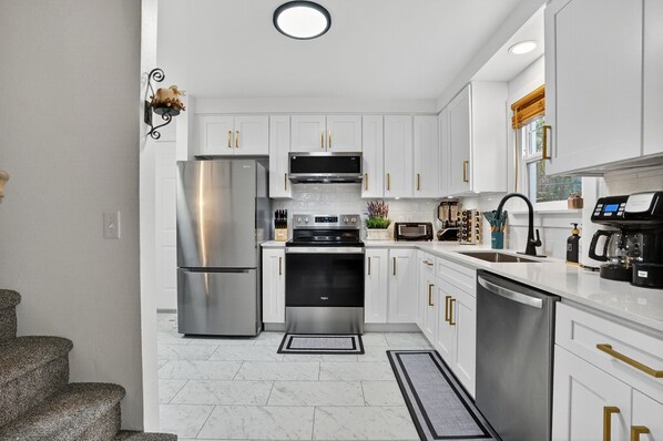 冰箱、微波炉、烤箱、炉灶