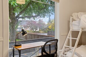 3 多间卧室、办公桌、免费 WiFi、床单