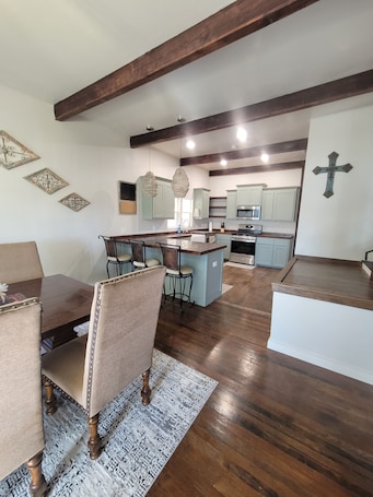 お食事. 511 Western Casa, Where Timeless Western Aesthetics meets Modern Comfort