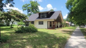 A single-story house with a gabled roof, a front porch, and a small front yard. - 511 Western Casa, Where Timeless Western Aesthetics meets Modern Comfort (Marlow)