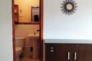 Douche, sèche-cheveux, serviettes fournies, savon