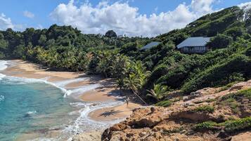 Plage, chaises longues, serviettes de plage