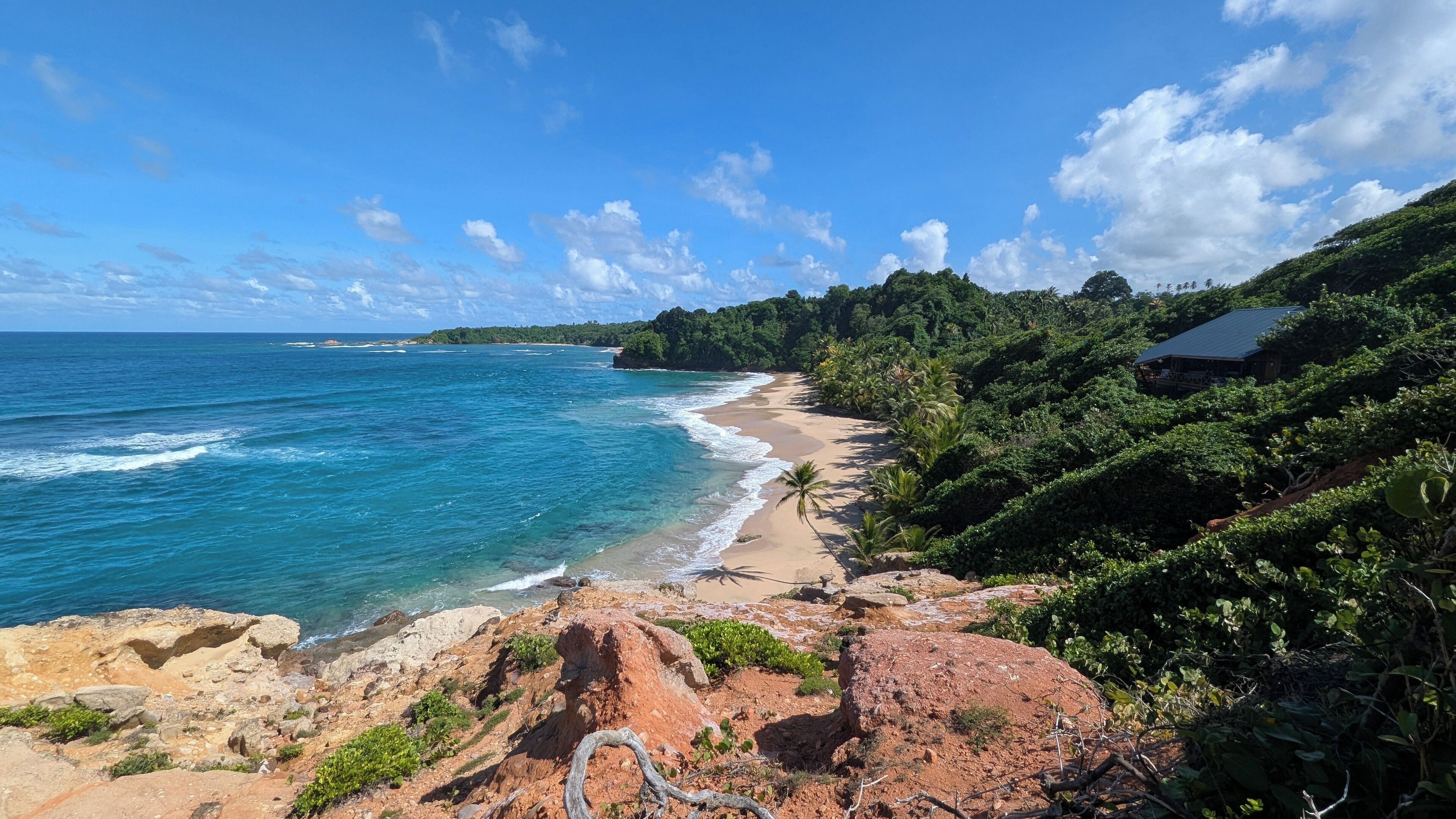 在海滩、沙滩椅、沙滩毛巾