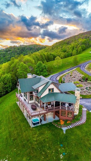 Exterior - Over The Top: Custom Luxury Home! Views, Hot Tub, Pool Table, Firepit, Claw Machine, More! (Banner Elk)