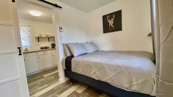 Tabla de planchar con plancha, wifi y ropa de cama