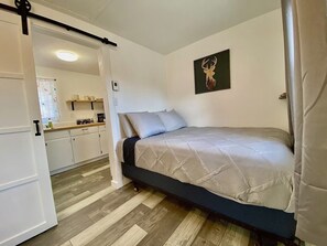 Tabla de planchar con plancha, wifi y ropa de cama