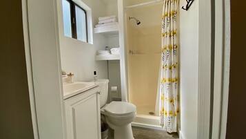 Regadera, secadora de cabello, toallas, papel de baño