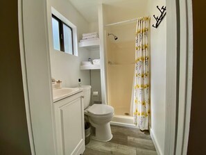 Regadera, secadora de cabello, toallas, papel de baño