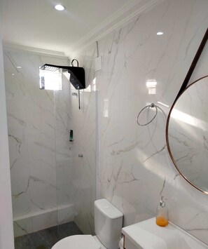 Douche, sèche-cheveux, serviettes fournies, savon