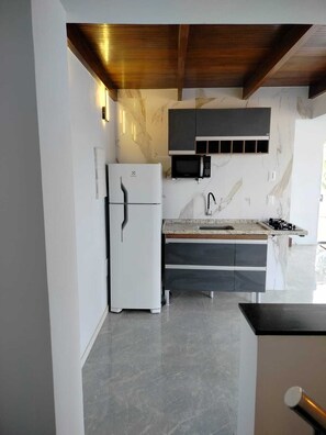 Geladeira, micro-ondas, cooktop, cafeteira/chaleira