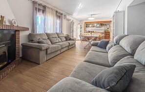 Fireplace - Stunning home in Mula (Mula)