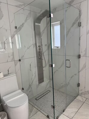 Douche, serviettes fournies