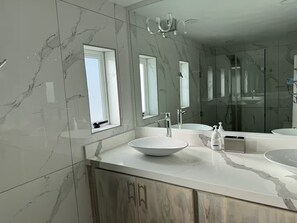Shower, towels - Casa El Muelle (Puerto Peñasco)