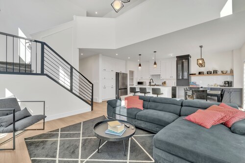 Lux Family Home 10min to West Edmonton Mall•A/C•Game Room-PingPong,Foosball etc