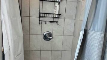 Een haardroger, handdoeken, zeep, toiletpapier