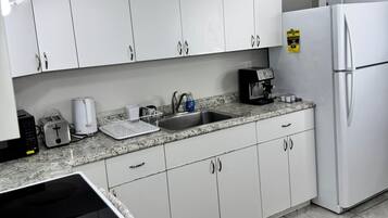 Een magnetron, een kookplaat