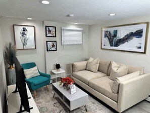 TV - Julie's Cozy 2 Bedroom Basement Apartment (uniondale)