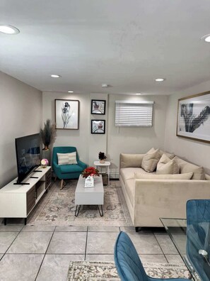 TV - Julie's Cozy 2 Bedroom Basement Apartment (uniondale)