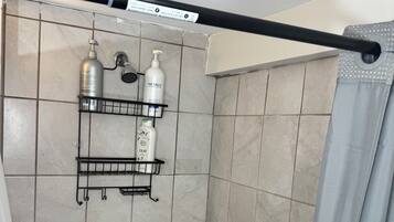 Secador de cabelo, toalhas de banho, sabonete, papel higiênico