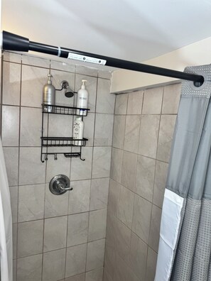 Haartrockner, Handtücher, Seife, Toilettenpapier